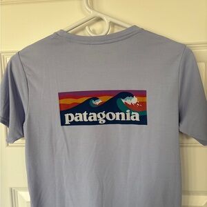 Patagonia Lavender Short Sleeve Tee with Mountain Graphic. Womens size small.